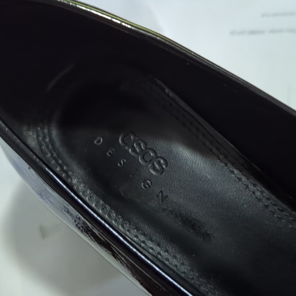 ASOS DESIGN Black Patent Heeled Loafers with Gold Chain – US 7 / UK 5W / EU 38 - Picture 5 of 5